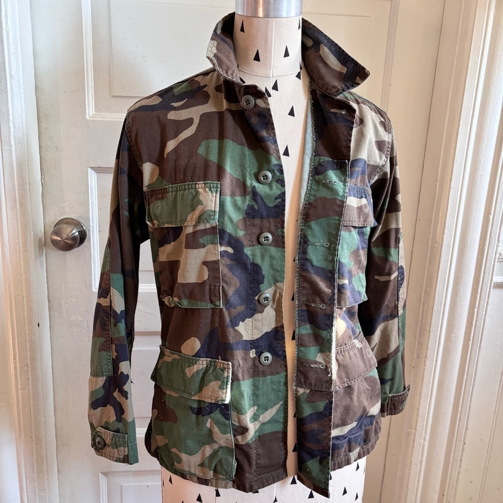 Vintage US ARMY issued
Woodland Camouflage Coat
Size Small - Picture 7 of 14
